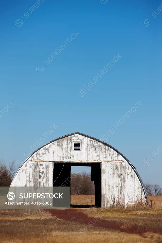 USA, Kansas, Old decaying hay shed