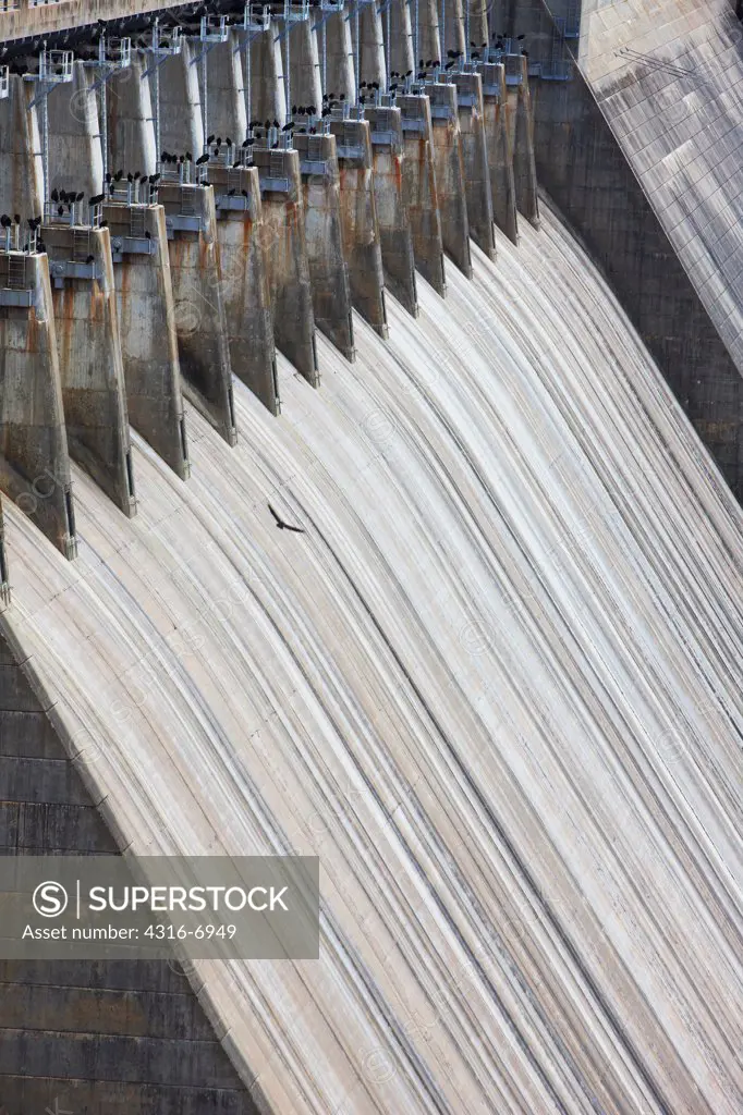 USA, Arkansas, Bull Shoals Lake, Bull Shoals Dam concrete gravity dam on White River