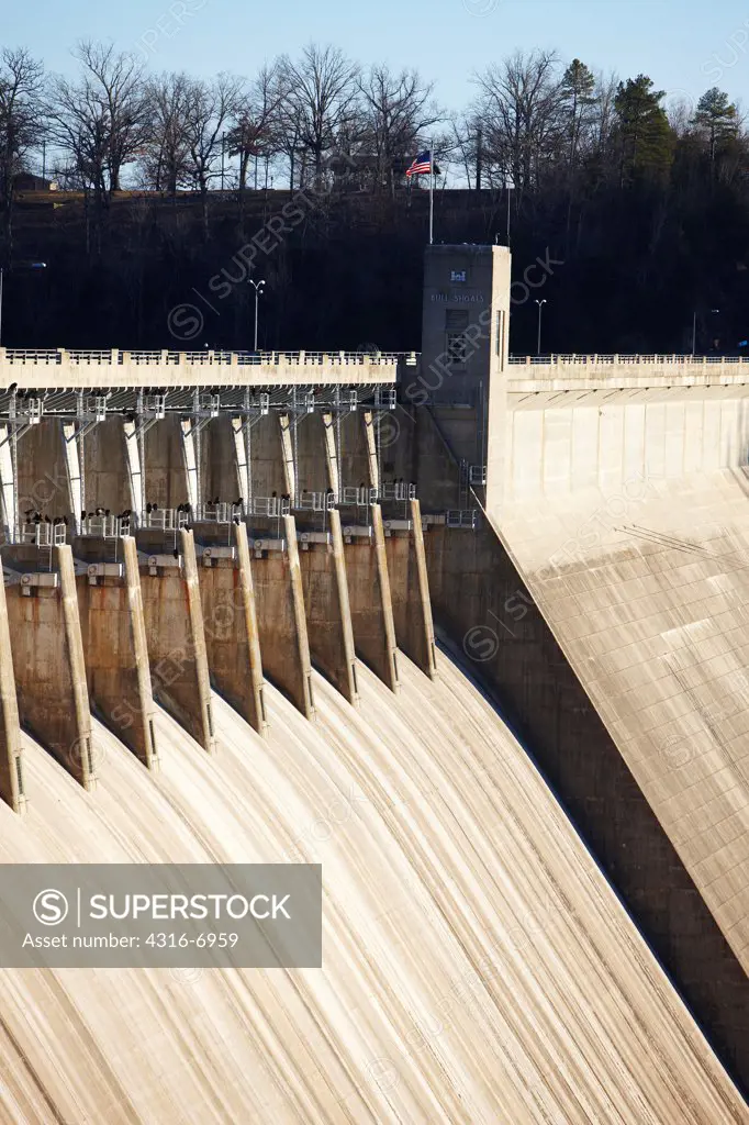 USA, Arkansas, Bull Shoals Lake, Bull Shoals Dam concrete gravity dam on White River