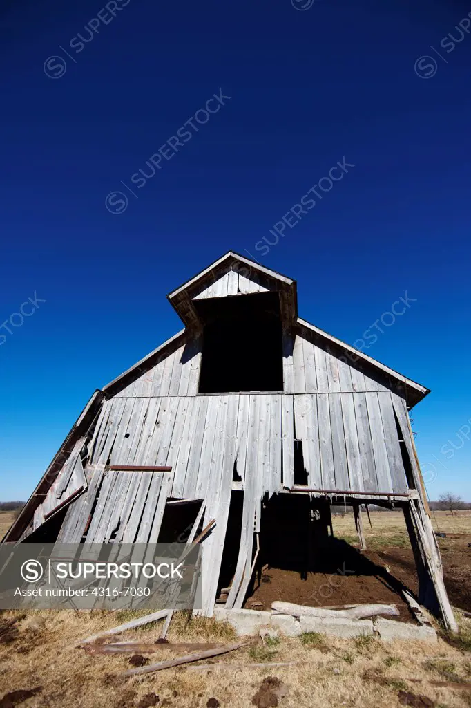 USA, Kansas, Decaying abandoned barn and fence