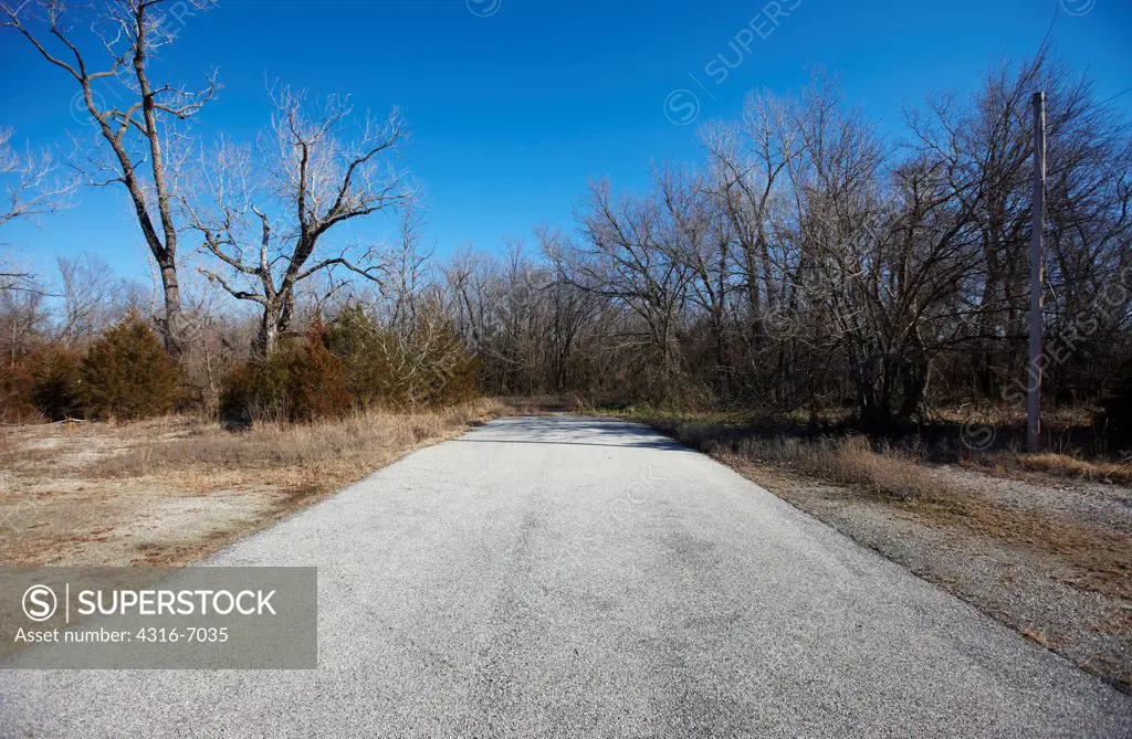 USA, Oklahoma, Picher, Deserted road