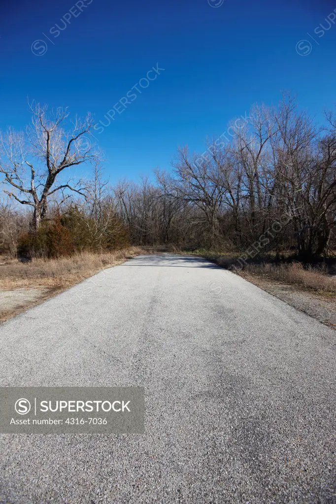 USA, Oklahoma, Picher, Deserted road