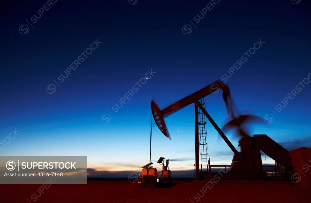 USA, Colorado, Oil well pumpjack (pump jack)