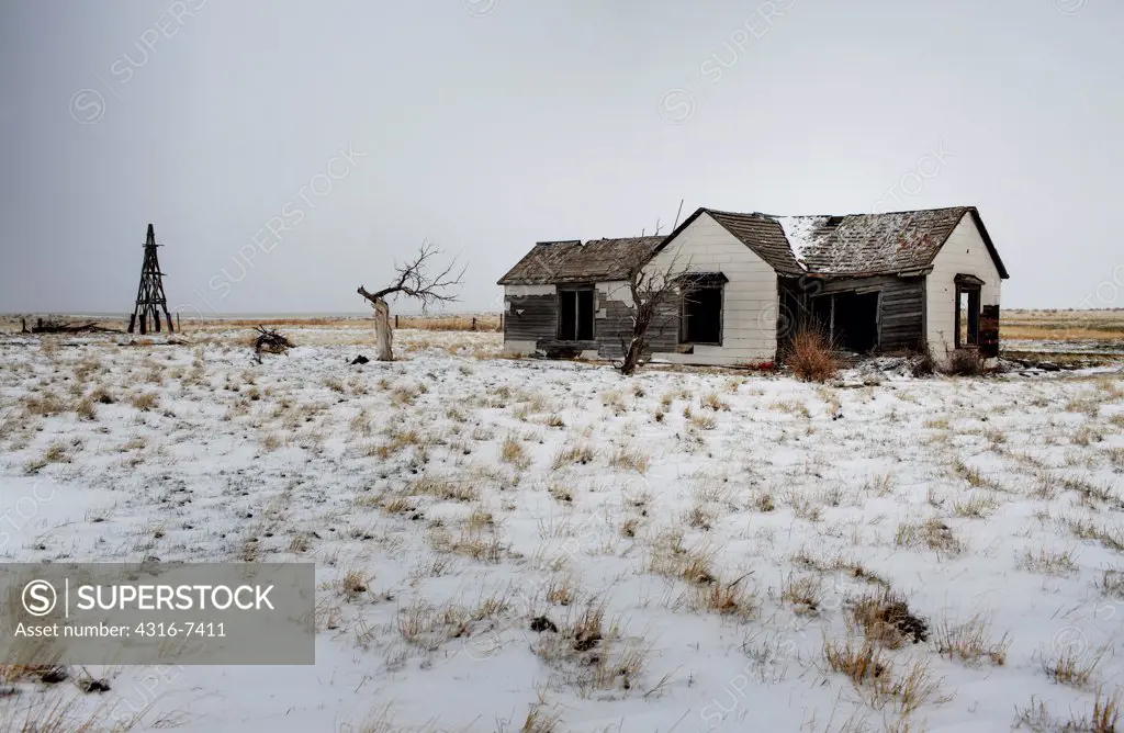USA, Colorado, Eastern Plains of Colorado, Abandoned ranch house