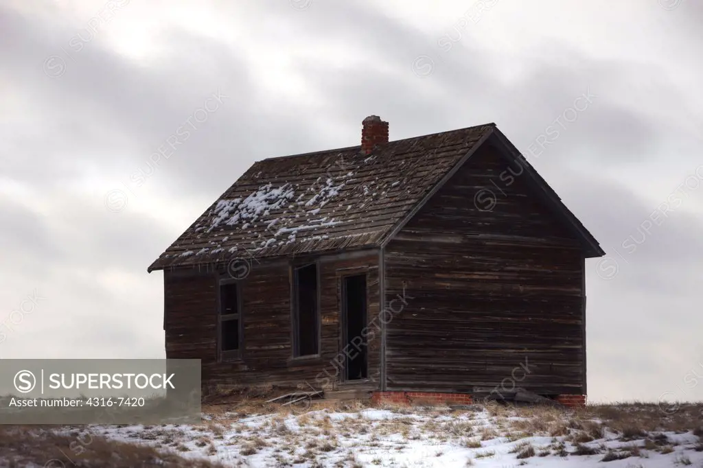 USA, Colorado, Abandoned schoolhouse