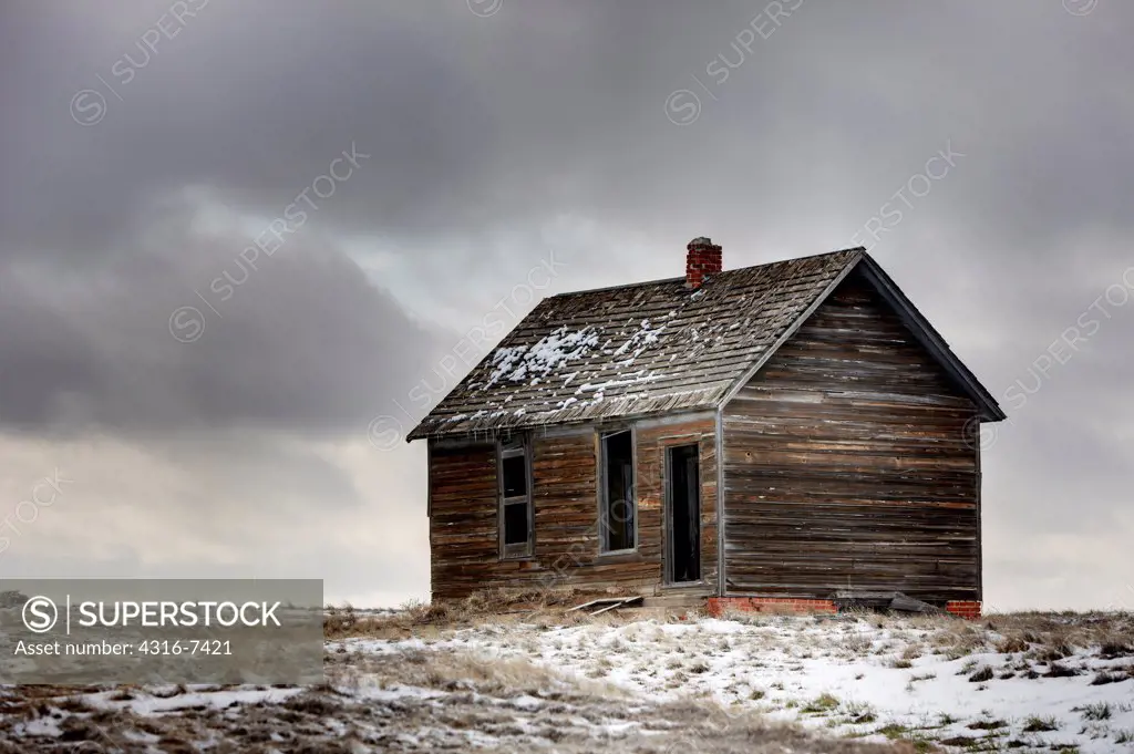 USA, Colorado, Abandoned schoolhouse