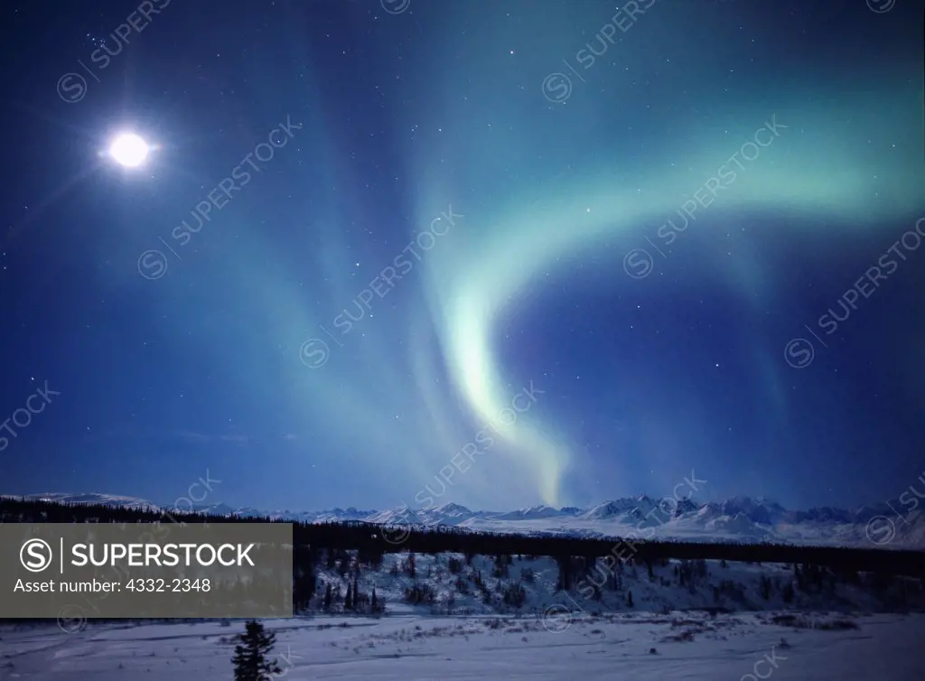 USA, Alaska, Alaska Range, Green aurora borealis and moon above Chulitna River