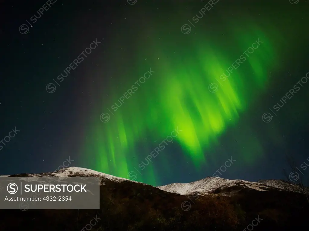USA, Alaska, Archangel Valley, Aurora borealis above Talkeetna Mountains