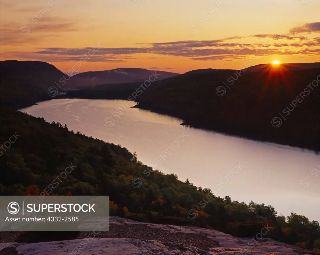 Sunrise over Lake of the Clouds, glacially-carved landscape in the Porcupine Mountains, Porcupine Mountains Wilderness State Park, Upper Peninsula of Michigan.