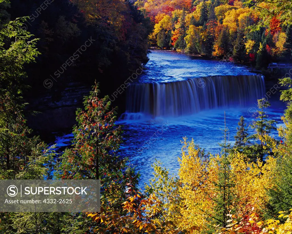 Upper Tahquamenon Falls in autumn, Tahquamenon Falls State Park, Upper Peninsula of Michigan.