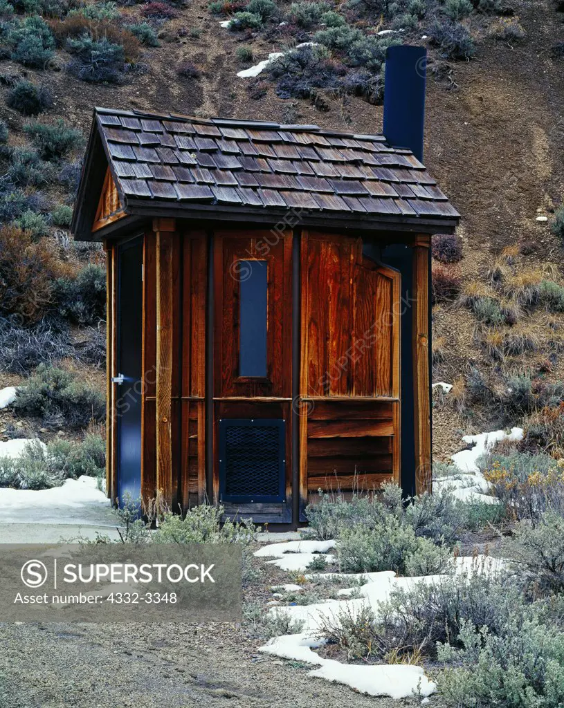 USA, Idaho, New, but rustic looking outhouse on Sawtooth National Forest near Obsidian