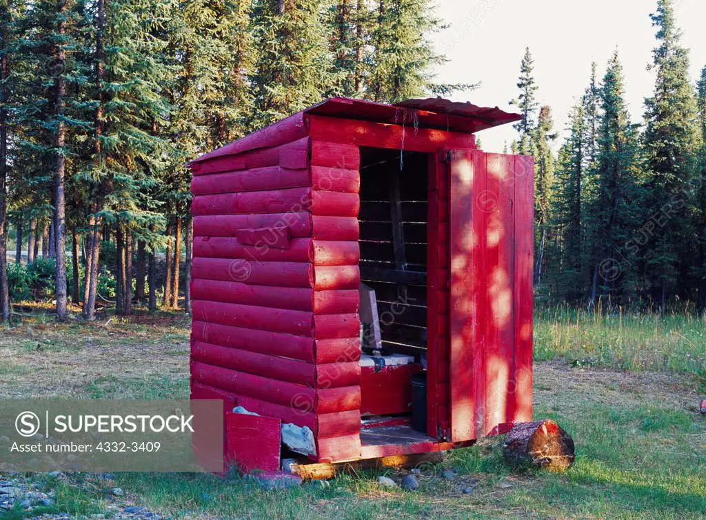 USA, Alaska, Chistochina, Bright red outhouse