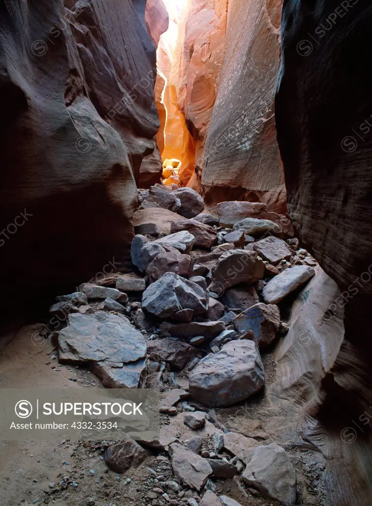 USA, Arizona, Colorado Plateau, Boulders strewn along floor of keyhole-shaped slot canyon