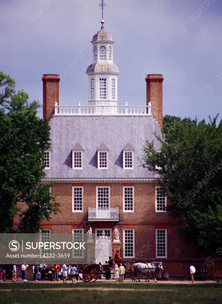 USA, Virginia, Williamsburg, Horses with carriage passing Governor's Palace