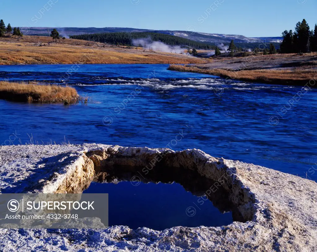 USA, Wyoming, Yellowstone National Park, Lower Geyser Basin, Hot spring pool and sinter mound along Firehole River in River Group