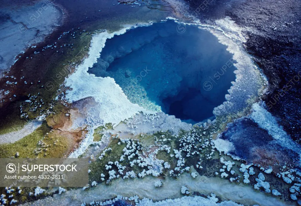 USA, Wyoming, Yellowstone National Park, Geyser Creek Thermal Area, Geyserite deposits along scalloped edge of hot spring