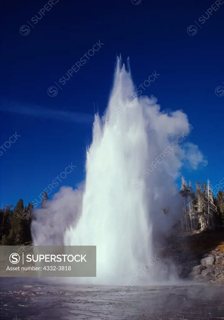 USA, Wyoming, Yellowstone National Park, Upper Geyser Basin, Grand Geyser with 200-foot eruption