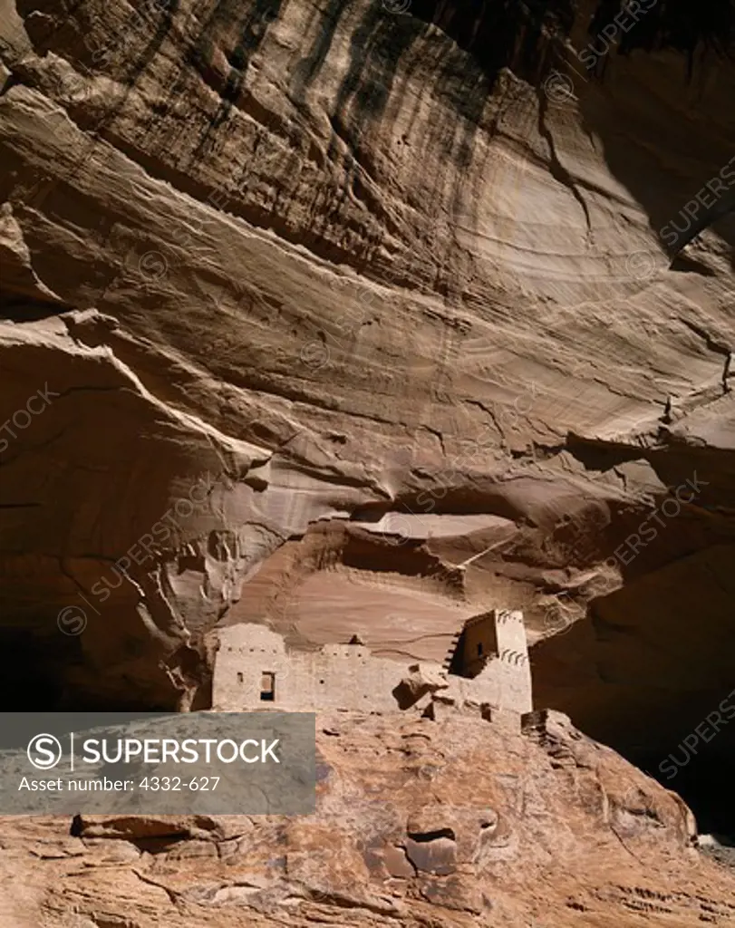 Mummy Cave Ruin, Ancestral Pueblo Dwelling in Canyon del Muerto, Canyon de Chelly National Monument, Arizona.