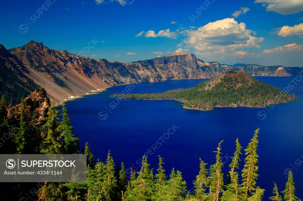 USA, Oregon, Elevated view of Crater Lake and Wizzard Island in Crater Lake National Park