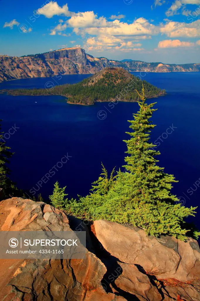 USA, Oregon, Elevated view of Crater Lake and Wizzard Island in Crater Lake National Park