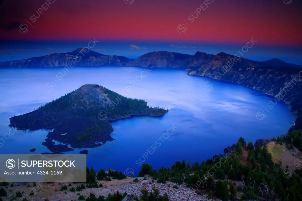 USA, Oregon, Sunset Alpenglow over Crater Lake and Wizzard Island in Crater Lake National Park