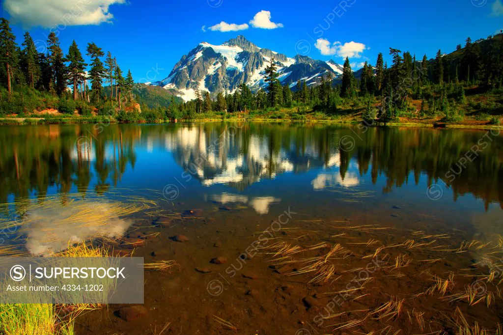 USA, Washington, View of Mt Shuksan reflecting in Picture Lake in Heather Meadows in Mt Baker National Recreation Area