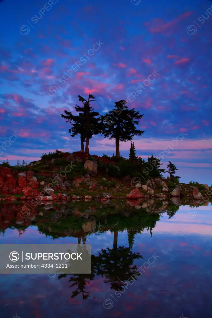 USA, Washington, Sunset over small lake in Mt Baker National Recreation Area