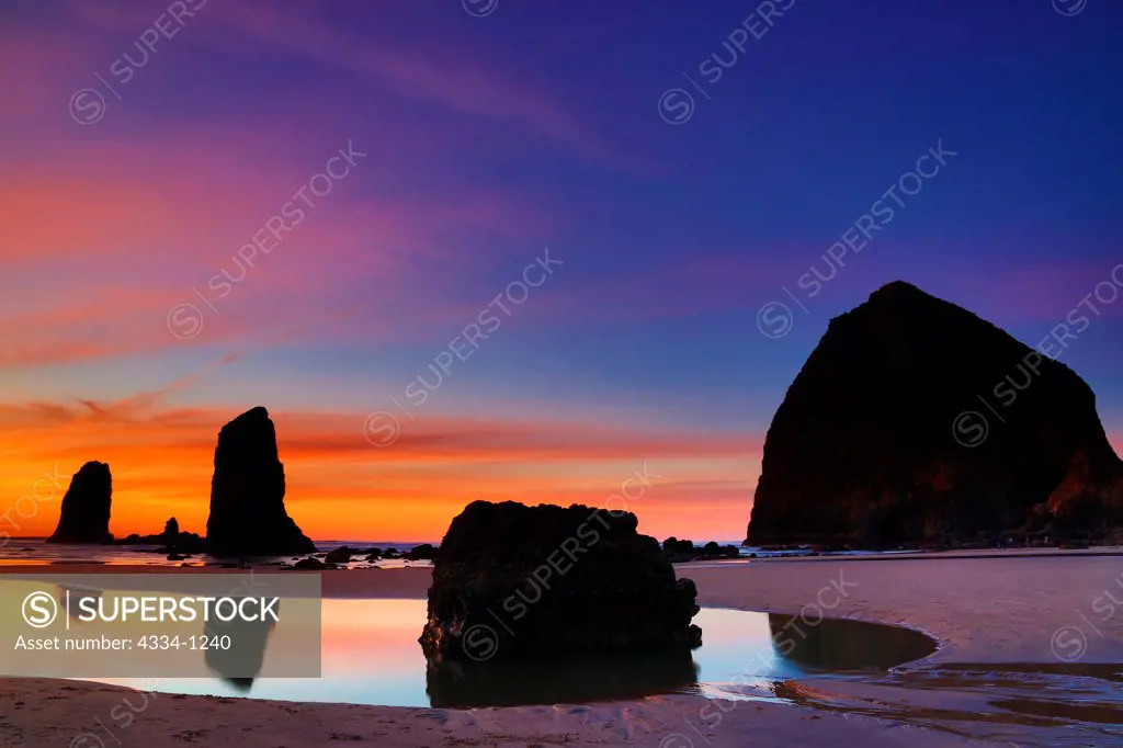 USA, Oregon, Cannon Beach, View of sunset afterglow over Haystack Rock