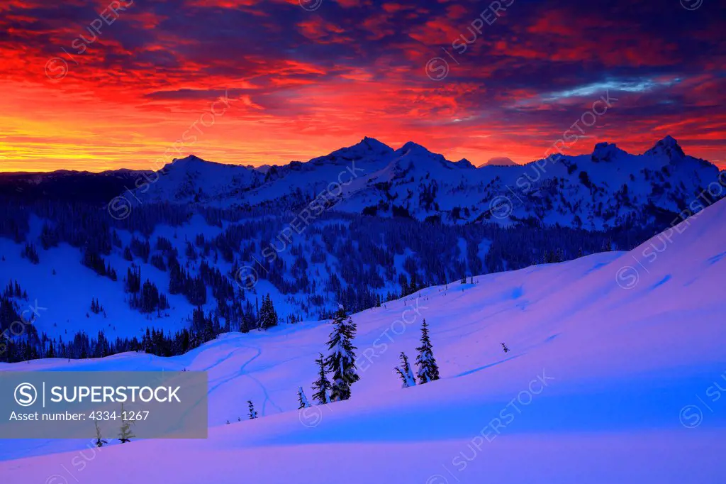 USA, Washington, Mt Rainier National Park, Winter sunrise over Tatoosh Range