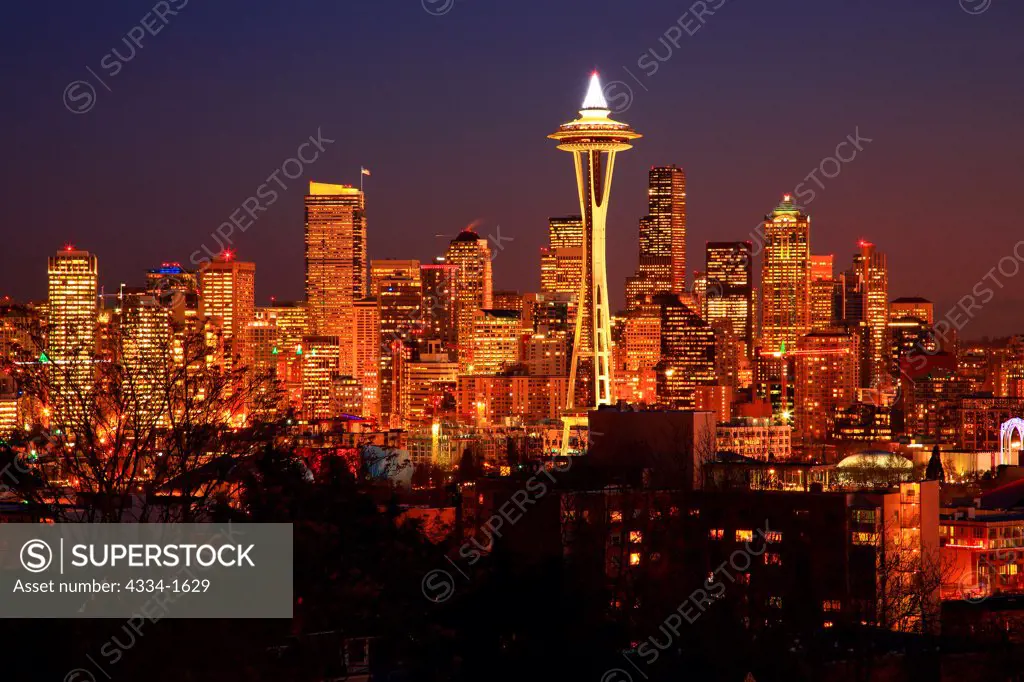 USA, Washington, Seattle, Seattle skyline at night with Mt Rainier from Kerry Park on Queen Ann Hill