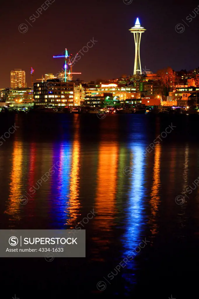 USA, Washington, Seattle, Skyline and Space Needle at night reflected in Lake Union from Gas Works Park