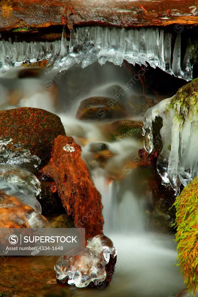 USA, Washington, Cold temperatures bring winter feel to Small Falls in Wallace Falls State Park