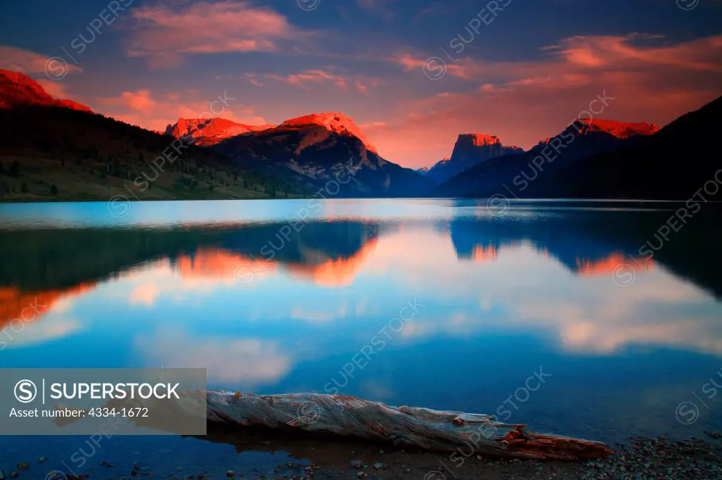 USA, Wyoming, Sunset with Square Top Mountain reflected in Green River Lakes in Bridger Wilderness of Bridger-Teton National Forest in Wind Rivers Range