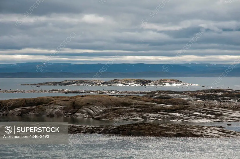 Summer landscape view of where the Sylvia Grinnell River empties out into Frobisher Bay, Sylvia Grinnell Territorial Park, outside the capital city of Iqaluit, Baffin Island, Nunavut, Canada