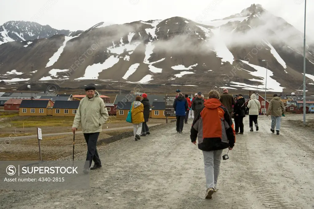 Norway, Svalbard Archipelago, Spitsbergen, Ny Alesund, Tourists walking around streets
