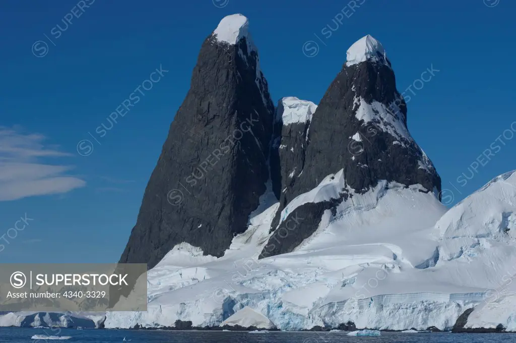 Antarctica, Antarctic Peninsula, Scenic glacier landscape with coastline of Antarctic Ocean