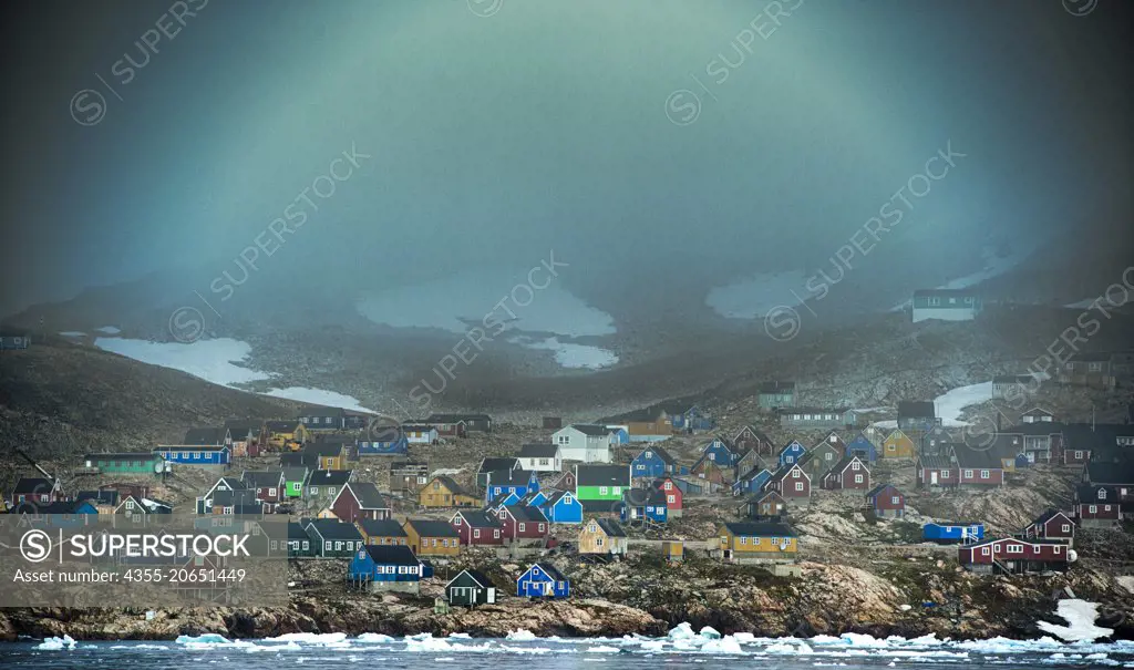 Ittoqqortoormiit is located on Liverpool Land, near the mouth of the northern shore of the Kangertittivaq fjord, which empties into the Greenland Sea.