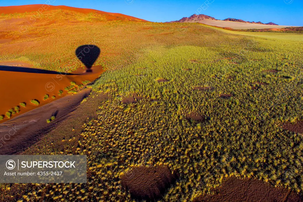 Namibia, Namib-Naukluft National Park, Soussusvlei, Hot air balloon shadow