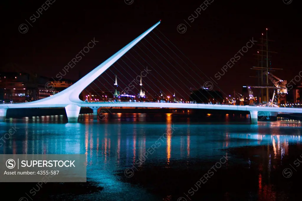 El Puente de la Mujer at Night