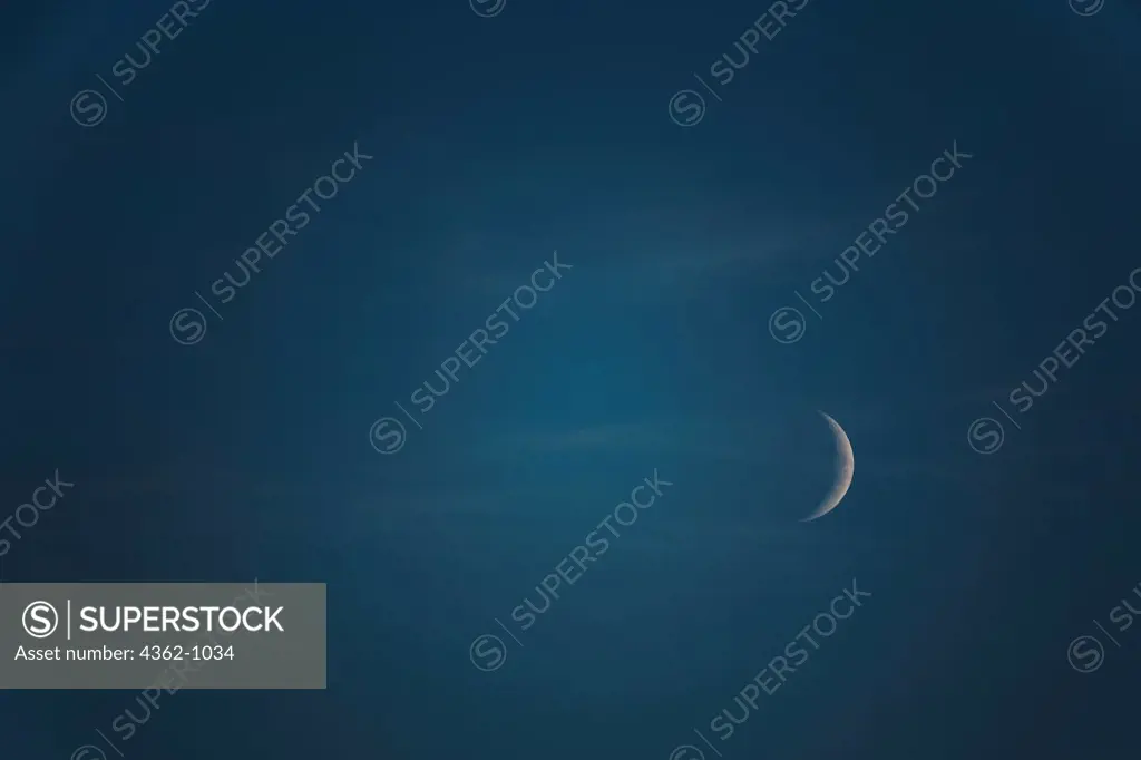 Crescent moon in early evening sky, northern hemisphere