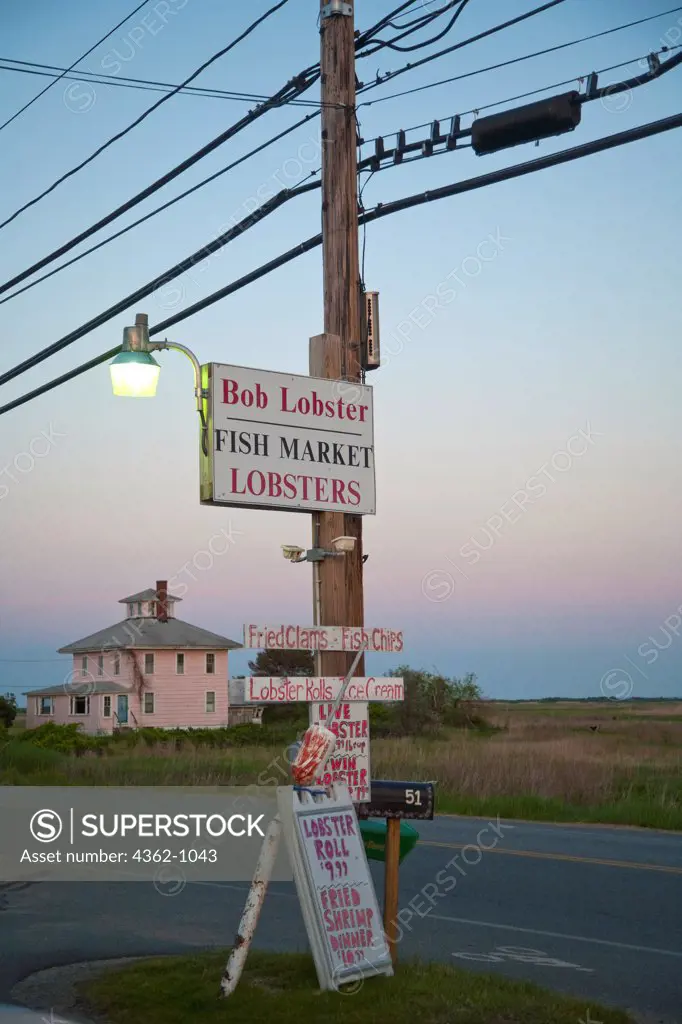 USA, Massachusetts, Newburyport, Roadside fish restaurant and fish market at dusk