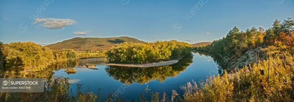 USA, Bend in Connecticut River north of Guildhall, Vermont with Groveton, New Hampshire in background
