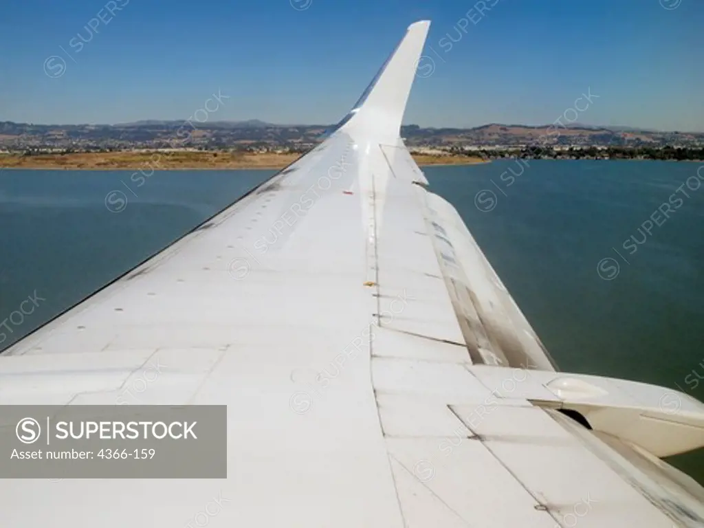 Boeing 737 Wing Landing in Oakland