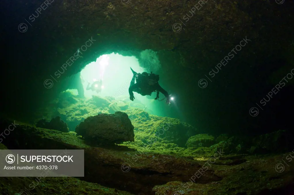 Mexico, Cozumel, Cenote Aerolito de Paraiso, Woman diving, high angle view