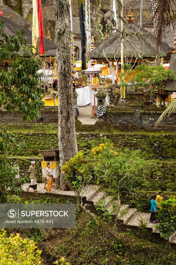 Indonesia, Bali, People migrating to temple for Full Moon Ceremony, Temple Gunang Kawi