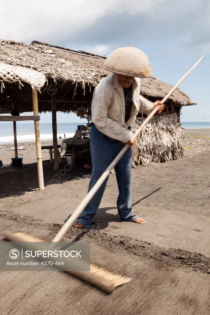 Indonesia, Bali, Salt making at Kusimbi Beach