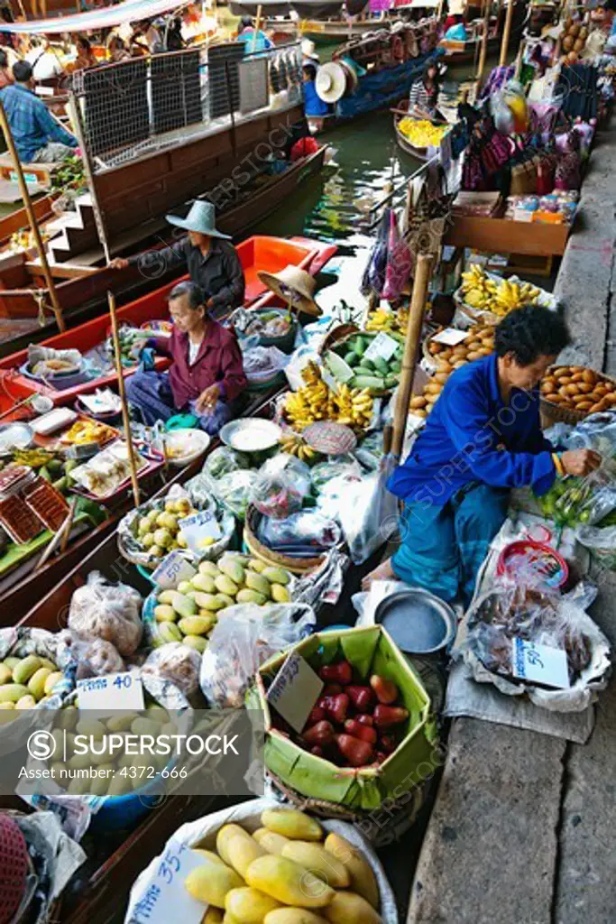 Vendors and Tourists crowd the Ton Kem Market on Khlong Damnoen Saduak in the Damnoen Saduak Floating Market area, which is about 65 km southwest of Bangkok.
