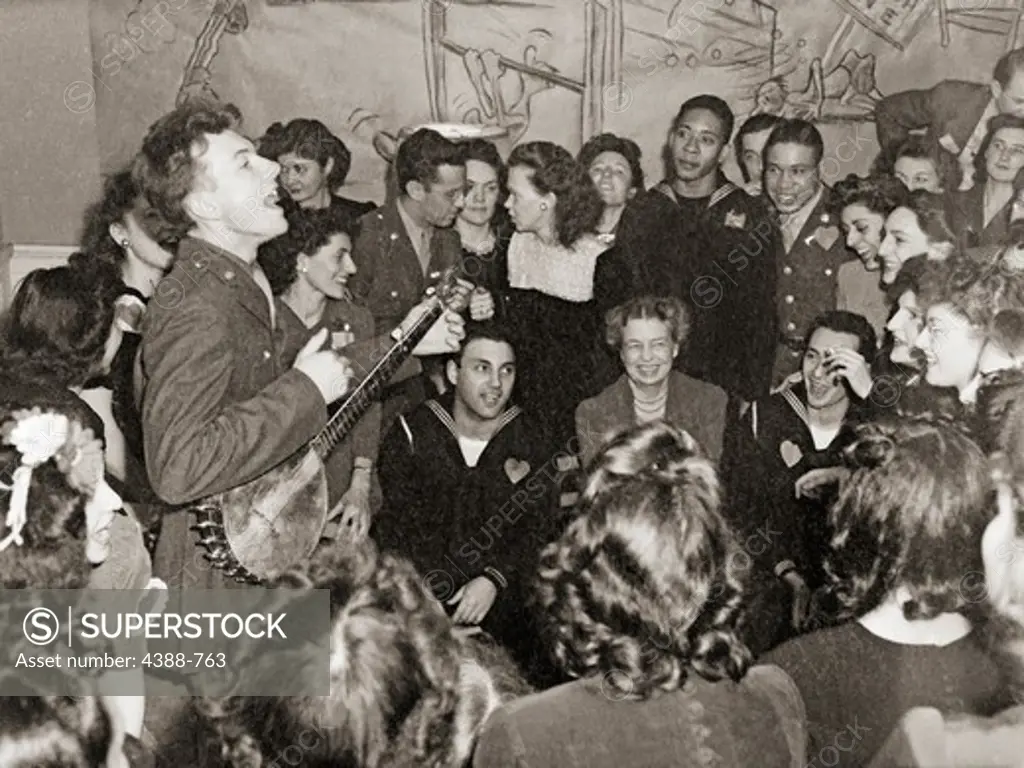 Pete Seeger Plays for Eleanor Roosevelt