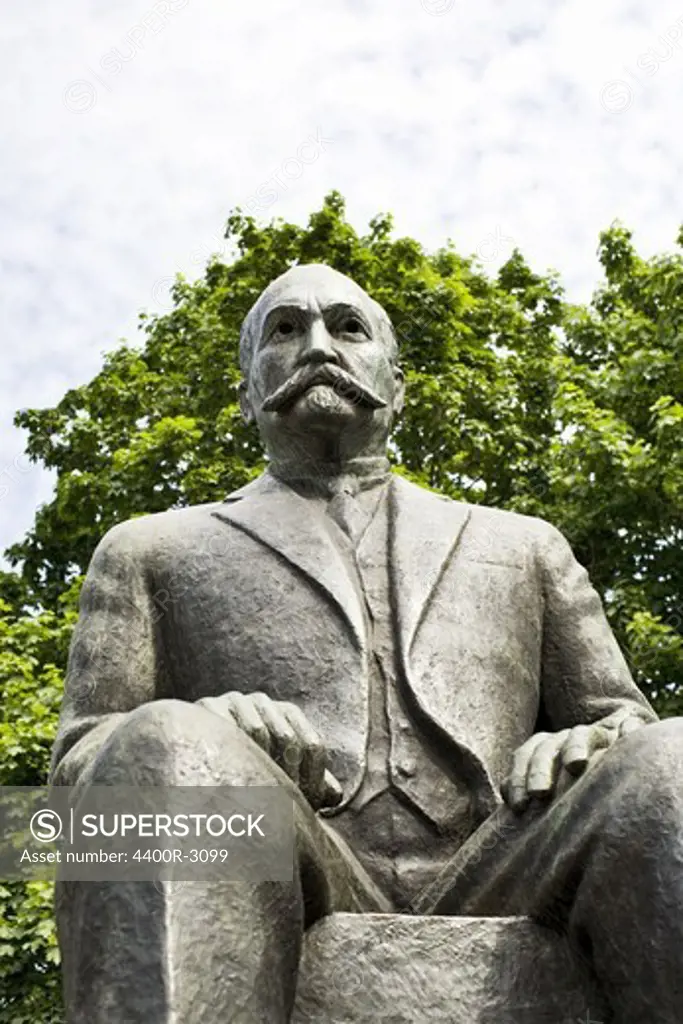 A statue of president Kyosti Kallio.