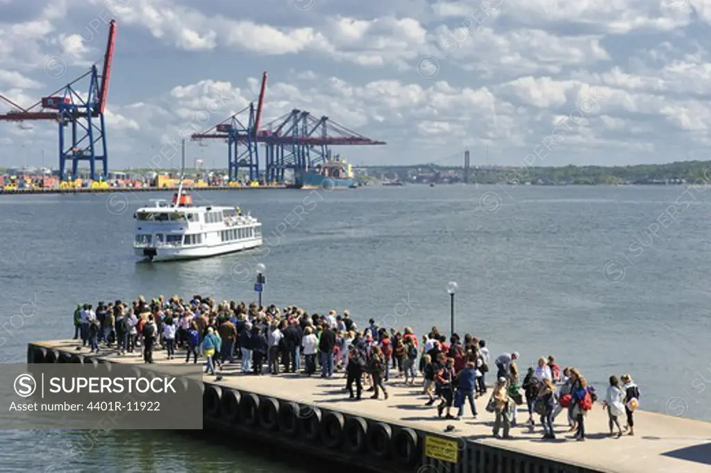 Scandinavia, Sweden, Gothenburg, Tourist waiting for cruise liner